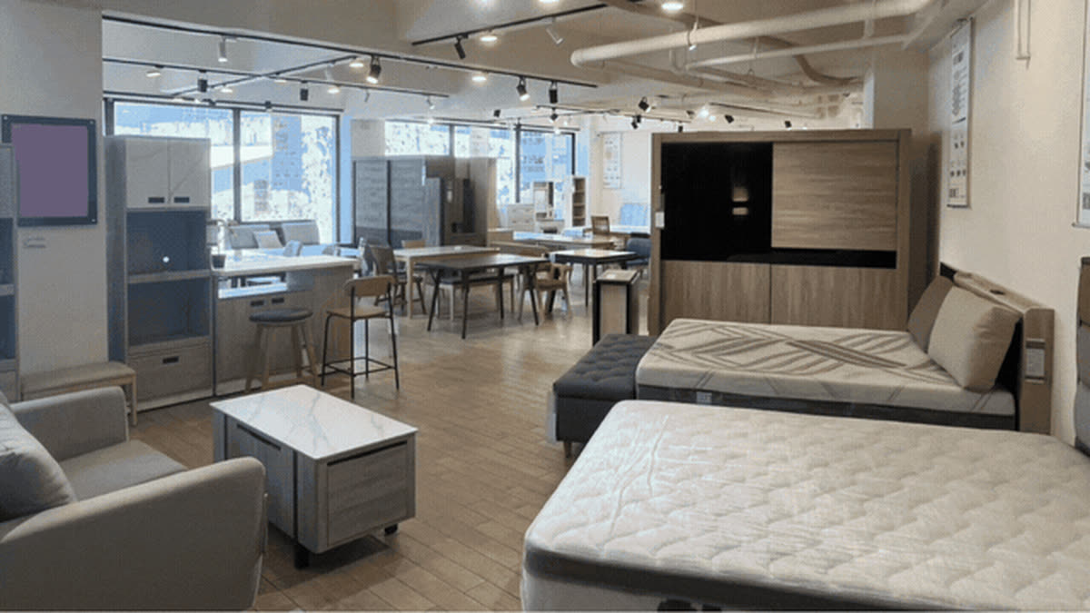 億家俱高雄店-床墊、沙發與餐桌展示區