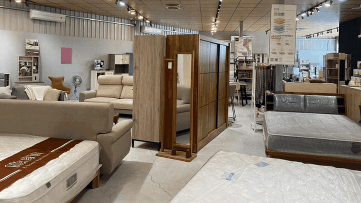 億家俱屏東店-床墊、床架與衣櫃展示區