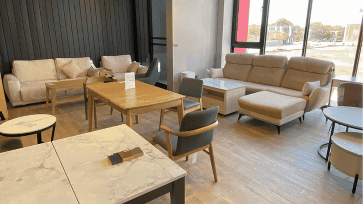 億家俱台南店-客廳沙發與實木餐桌展示區