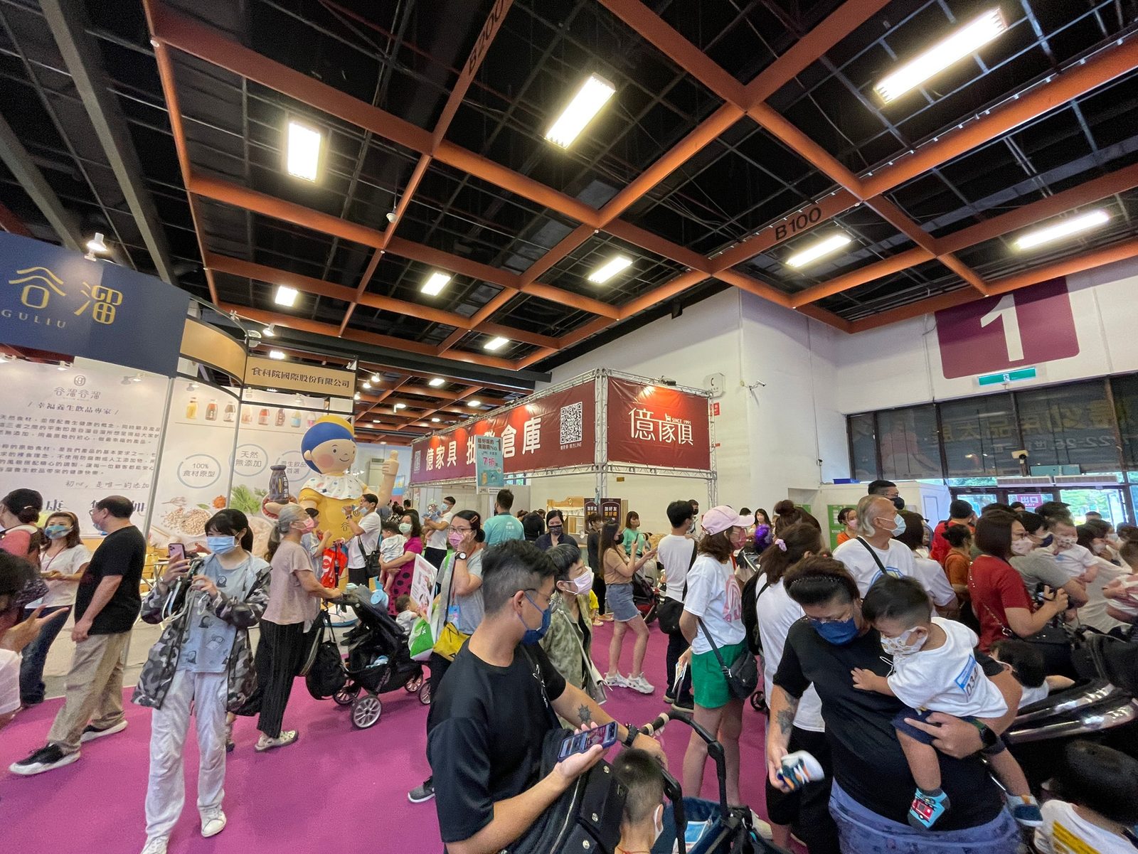 婦幼展：兒童雙層床、單人床架與多種沙發材質
